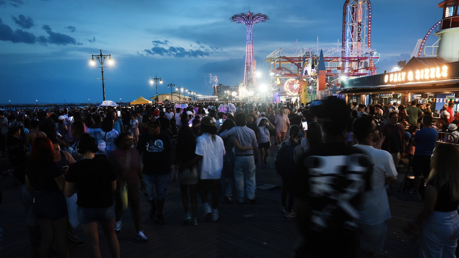 Ocho personas baleadas, incluidos 4 niños, en Coney Island, dice la policía de Nueva York