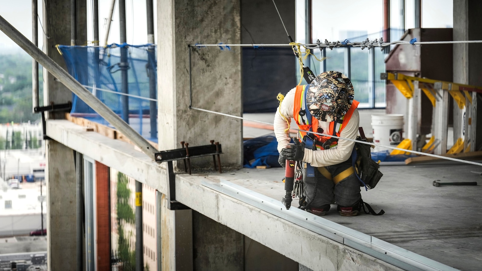 construction-worker-gty-jt-260507_1778185788233_hpMain_16x9.jpg