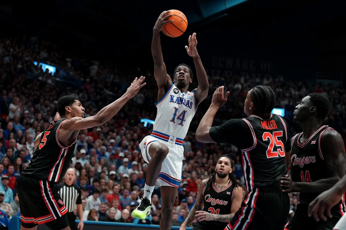 El No. 14 Kansas supera al No. 5 Houston para propinarle a los Cougars la tercera derrota consecutiva y probablemente eliminar las esperanzas del puesto No. 1