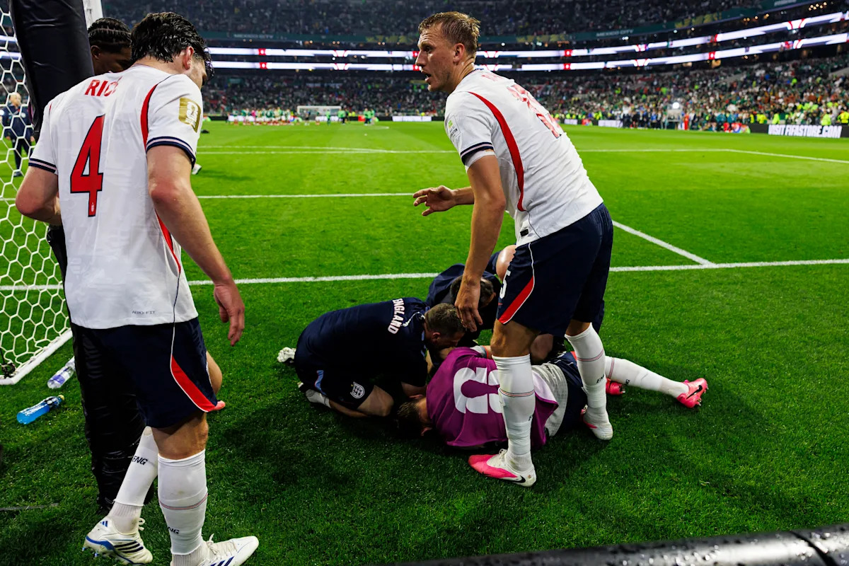 Jordan Henderson fue estirado y hospitalizado con una posible lesión en el brazo mientras celebraba la victoria de Inglaterra sobre México.