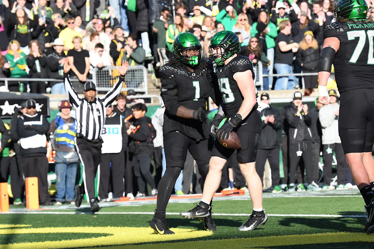 El No. 7 Oregon solidifica su récord de playoffs con una victoria 42-27 sobre el No. 15 USC