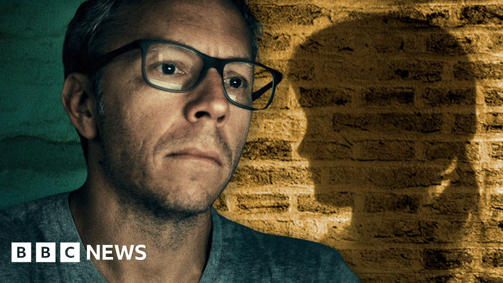 Cómo un agente de la Dark Web encuentra una pista en la pared del dormitorio para proteger a una niña de años de daño