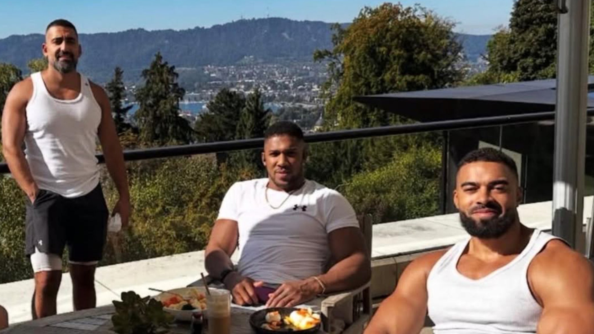 Los amigos entrenadores de Anthony Joshua murieron en un accidente automovilístico, dice el presidente de Nigeria