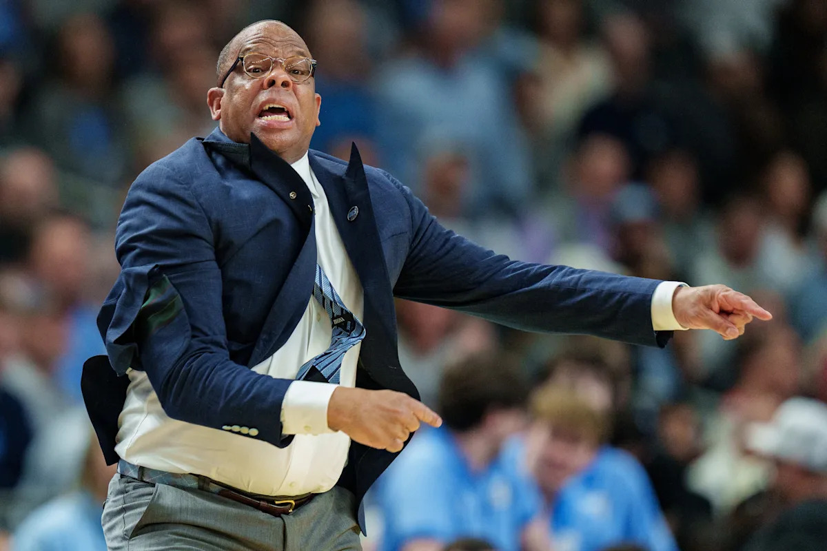 Después del colapso histórico del torneo de la NCAA, ¿debería la UNC cortar el cebo a Hubert Davis?