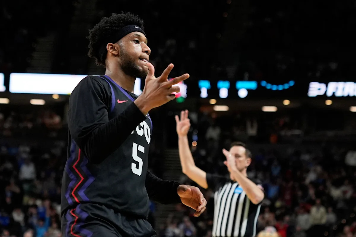 Probabilidades, selecciones y predicciones del torneo de la NCAA 2026: líneas de apuestas para los juegos de la segunda ronda del sábado