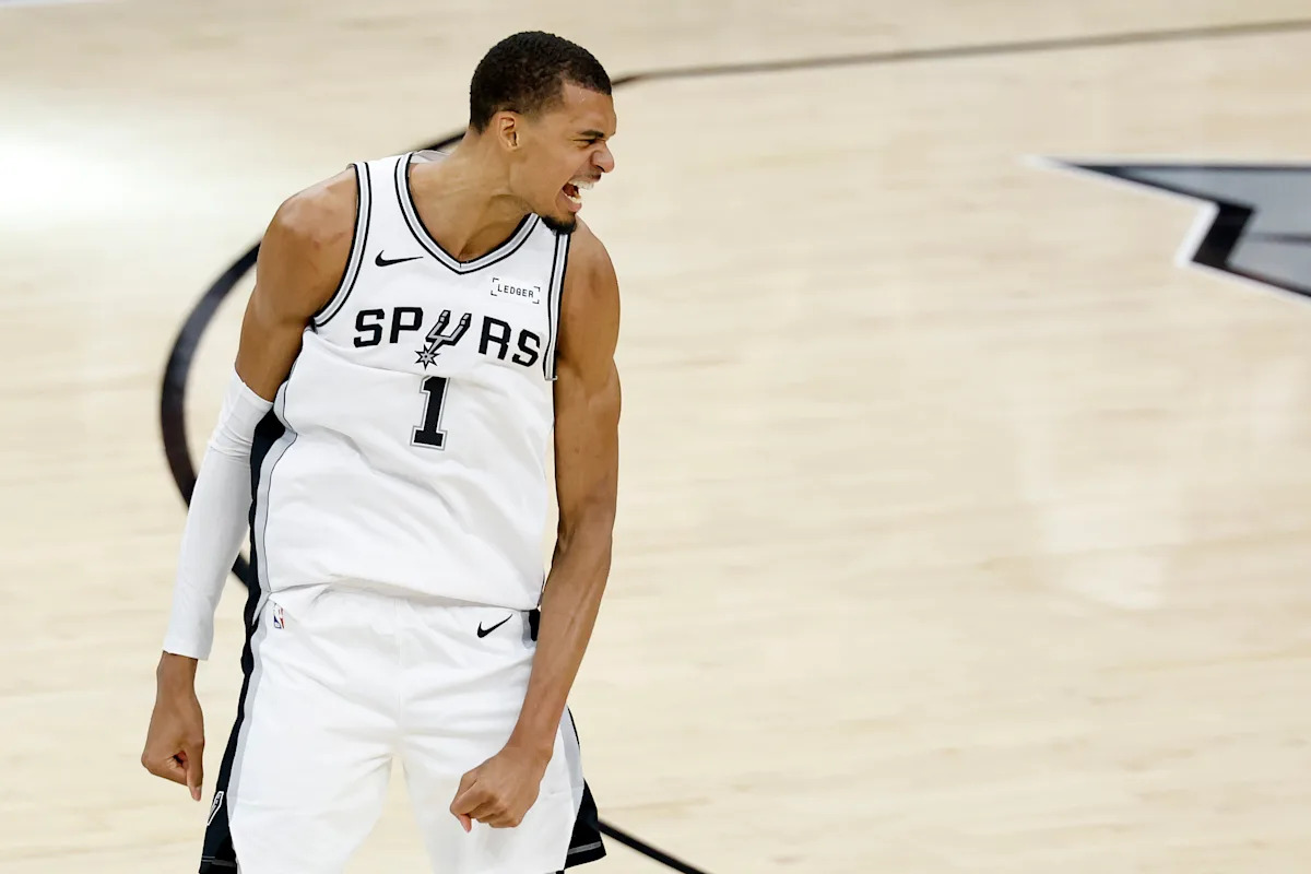 Spurs-Thunder: Victor Wembanyama supera la chicharra de la primera mitad con un tiro desde media cancha, cerrando una primera mitad dominante