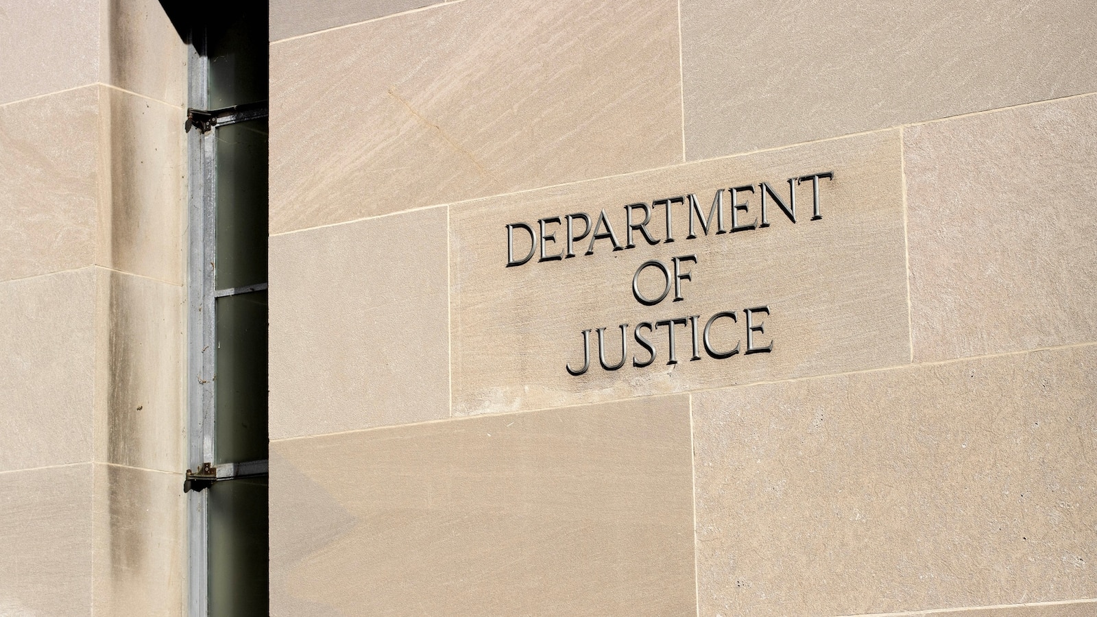 Ejecutivos de telecomunicaciones se enfrentan a cargos de fraude de 20 millones de dólares en Nueva York en el primer caso de denuncia propia