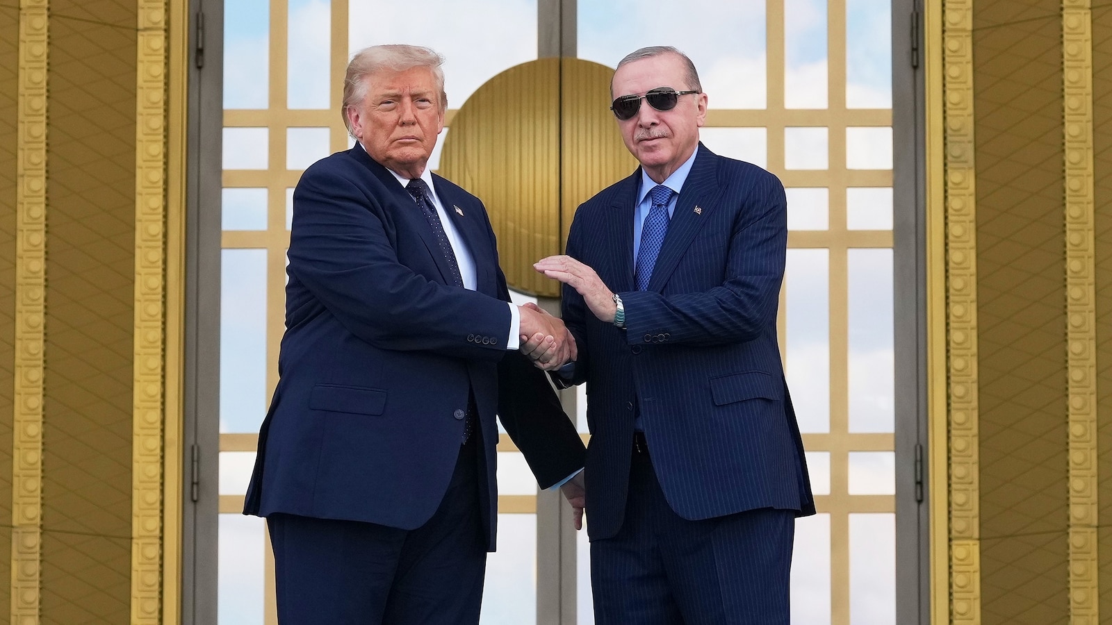 Trump dice que considerará regalar a Turquía aviones F-35 y añade que EE.UU. levantará las sanciones