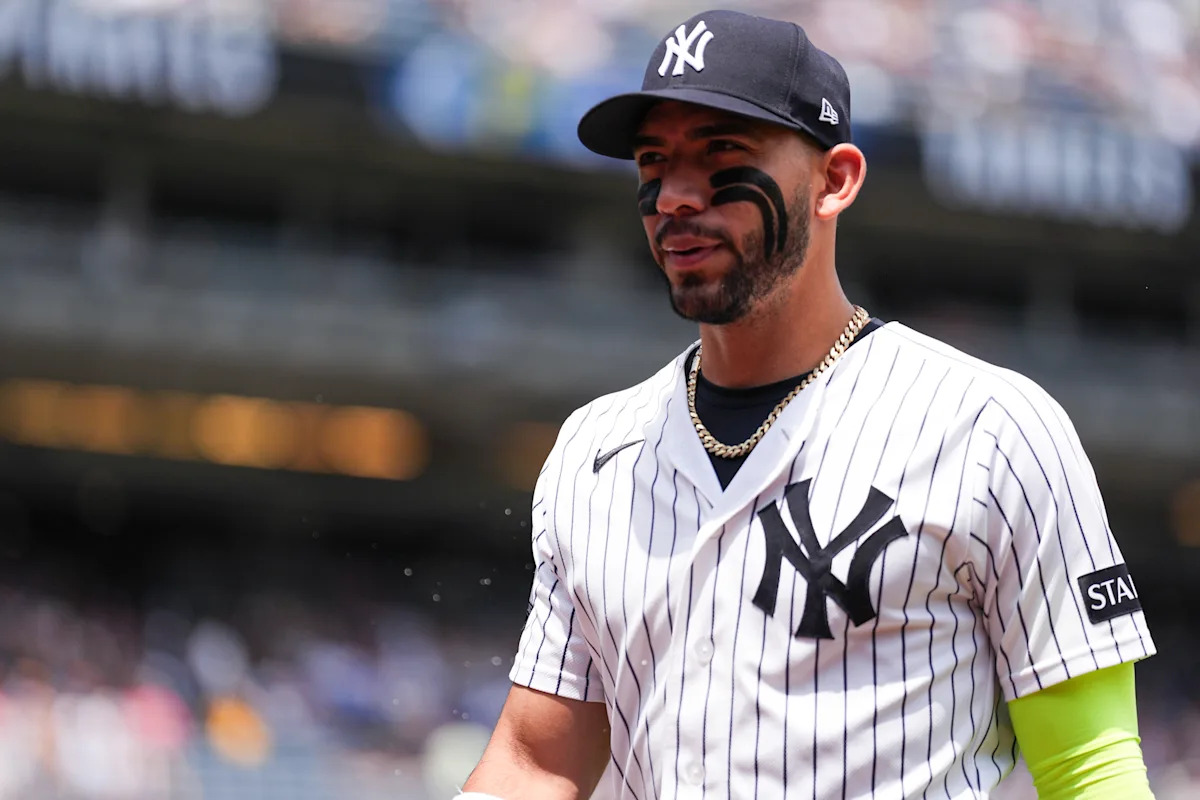 El SS de los Yankees, José Caballero, enojado por la violación del reloj de lanzamiento después de que, según informes, la MLB pidió a los árbitros que tomaran medidas enérgicas contra el juego.
