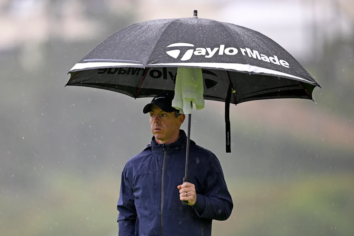 Rory McIlroy sobrevive a la lluvia y al viento brutal en Riviera para ascender en la clasificación inicial del Genesis Invitational