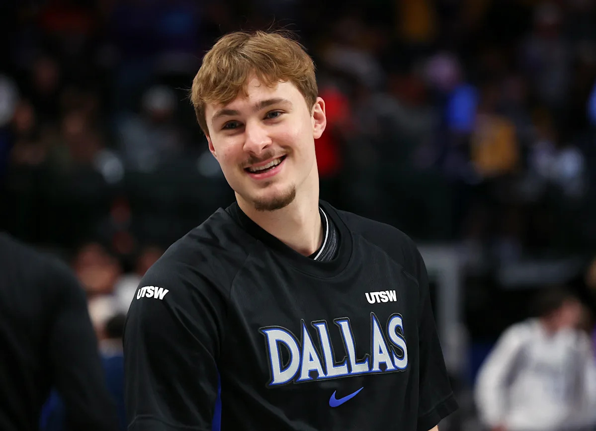 Cooper Flagg de los Mavericks firma la tarjeta NBA Rookie Debut Patch, que se espera valga más de $ 1 millón