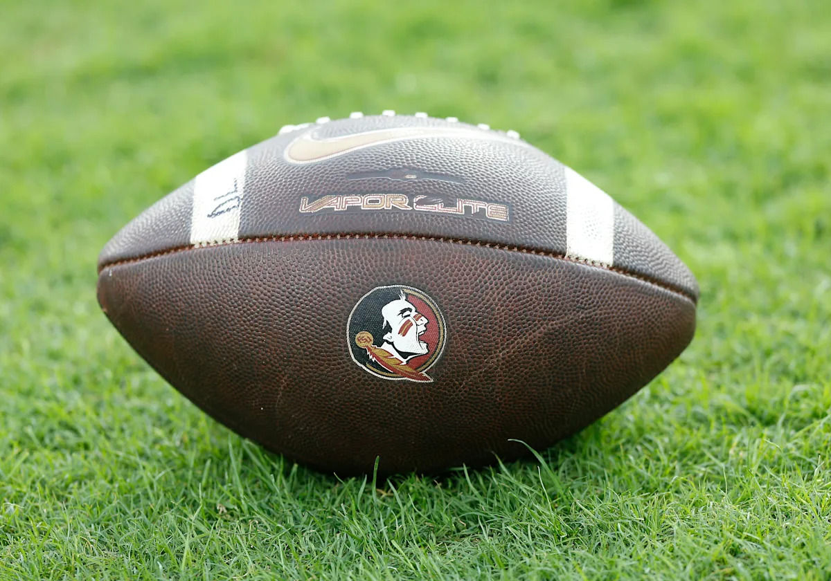 Según los informes, el pateador del estado de Florida, Conor McAneney, ha sido arrestado y acusado de dos delitos graves por agresión a un oficial.