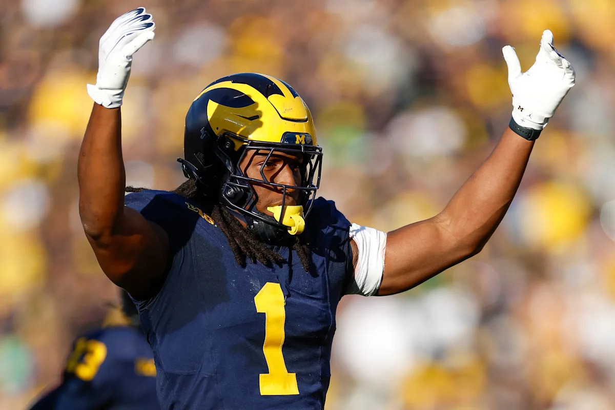 El LB de Michigan, Jaishawn Barham, parece darle un cabezazo a un funcionario contra Ohio State, es sancionado por conducta antideportiva pero no es expulsado.