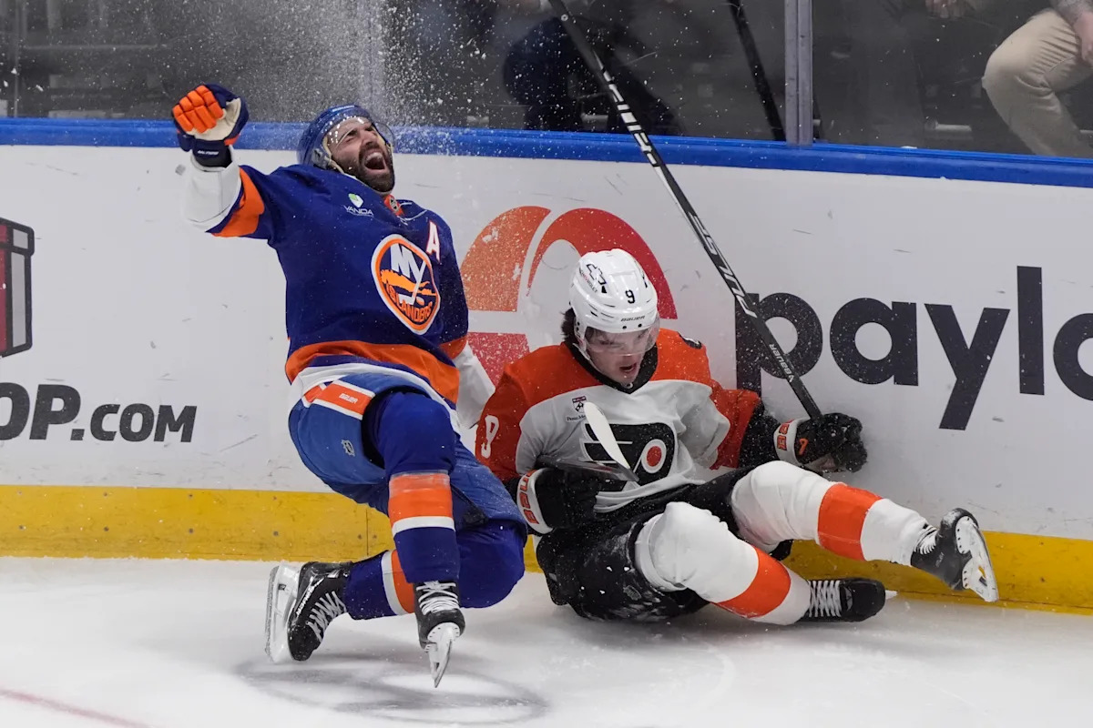 Kyle Palmieri prepara la portería mientras patina hacia el banco de los Islanders después de romperse el ligamento anterior cruzado