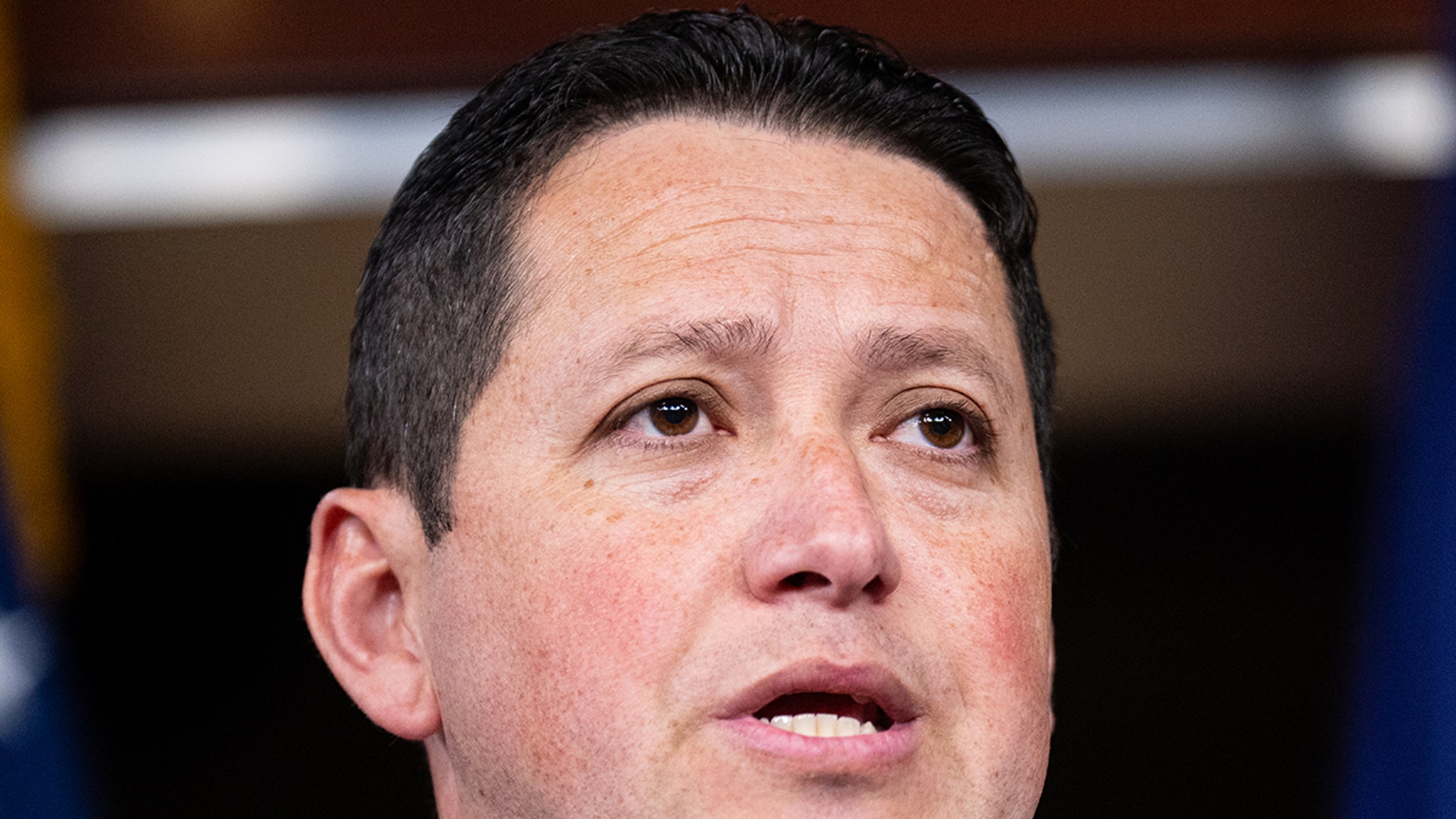 El representante Tony Gonzales pone fin a su candidatura a la reelección tras la muerte de su asistente