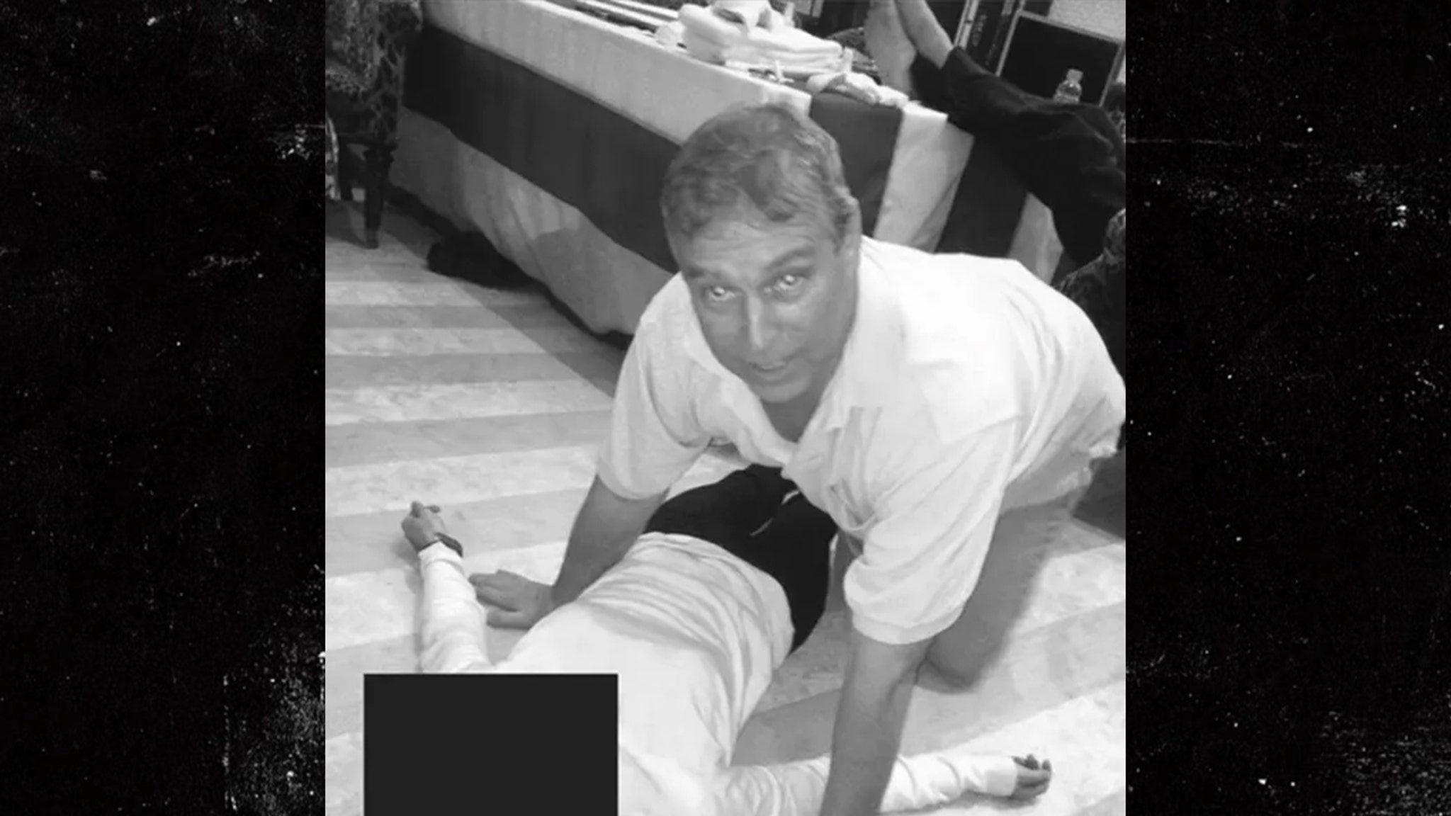 El ex príncipe Andrés fotografiado agachado frente a una mujer en los archivos de Epstein