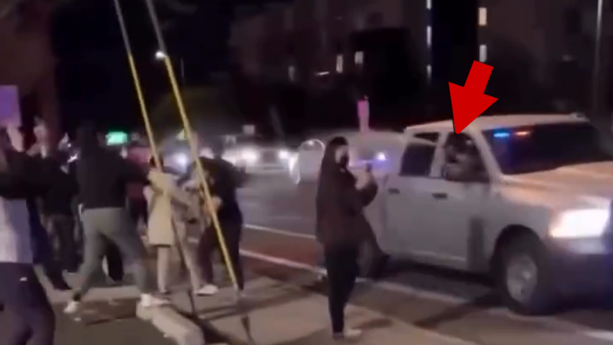 Multitud de Phoenix rociada con pimienta por un agente federal en un vehículo, muestra un video