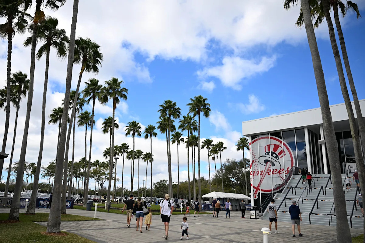 El juego de entrenamiento de primavera de los Yankees se ve empañado por una fuga de aguas residuales en Steinbrenner Field