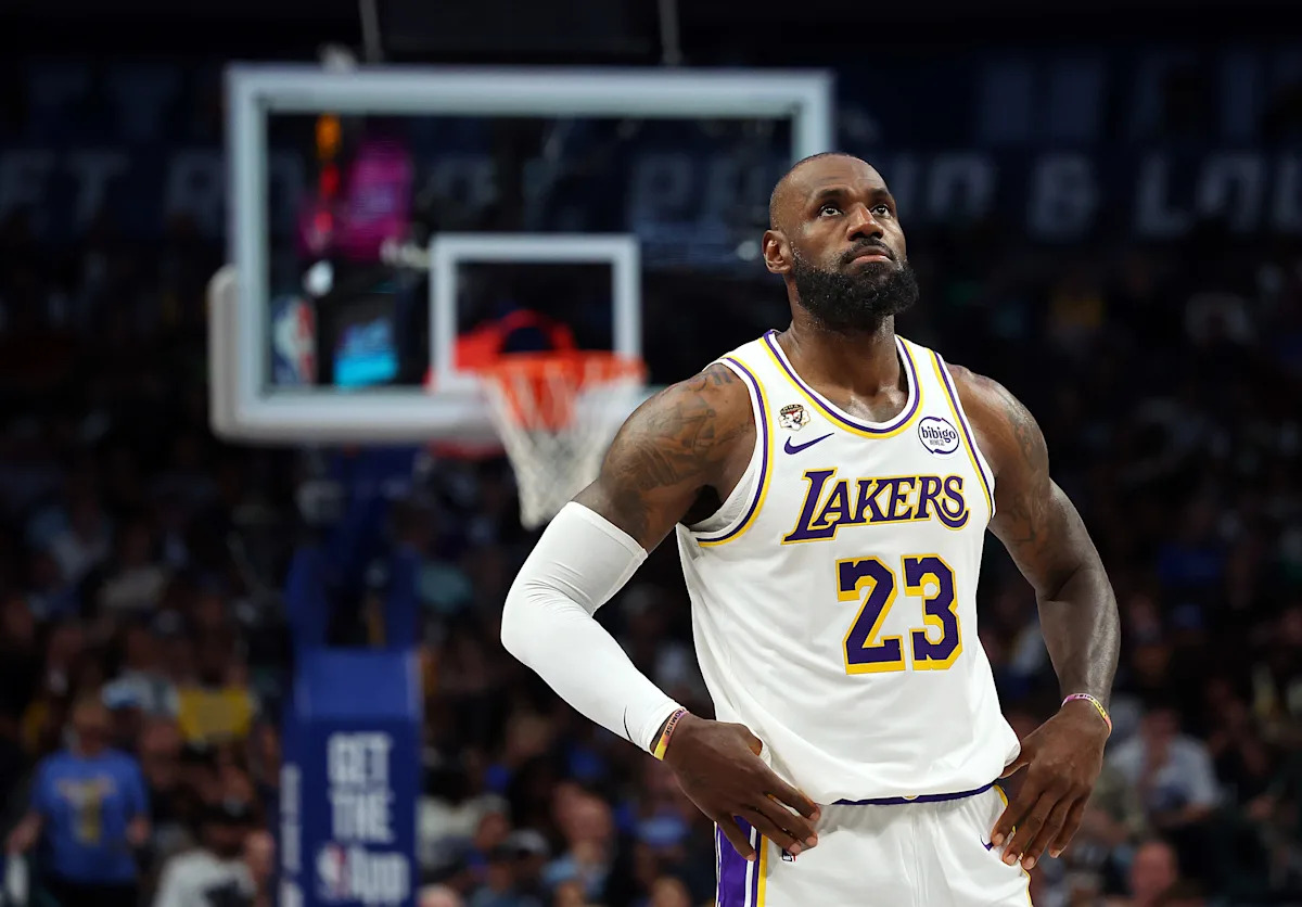 LeBron James de los Lakers, baja para el partido del martes contra el Thunder por lesión en el pie izquierdo