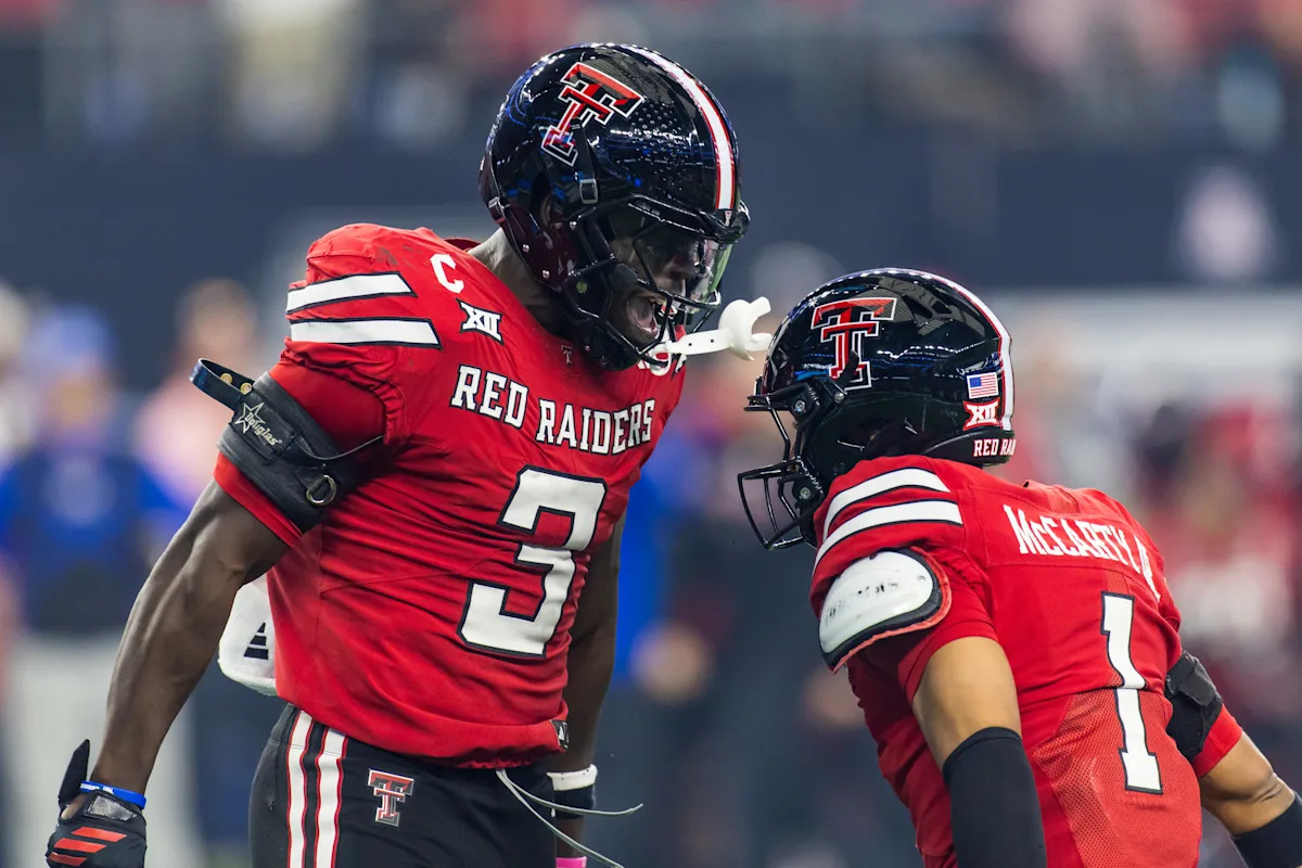 El No. 4 Texas Tech fuerza 4 pérdidas de balón en la segunda mitad en una aplastante victoria sobre el No. 11 BYU para hacerse con el título del Big 12 y un lugar en los playoffs.