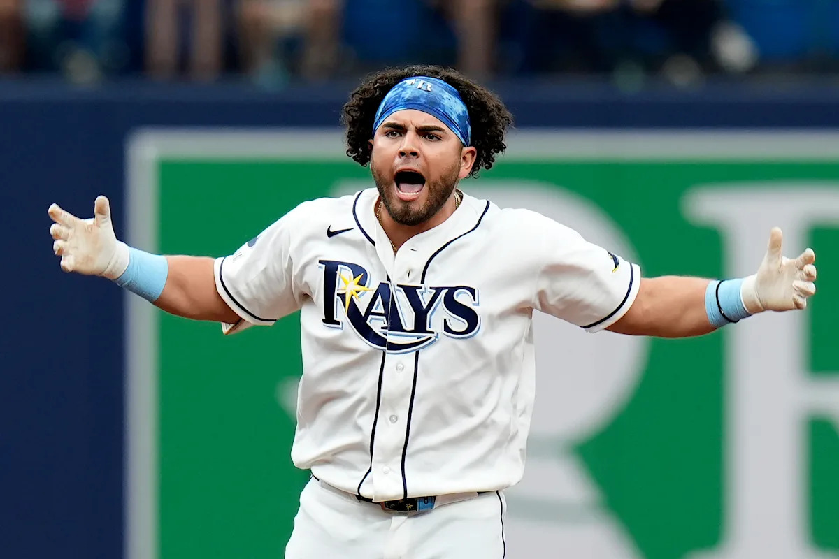 Los Rays usan una octava de 4 carreras para vencer a los Orioles, completando la mejor sexta barrida de la MLB y mejorando a 21-4 en los últimos 25 juegos.