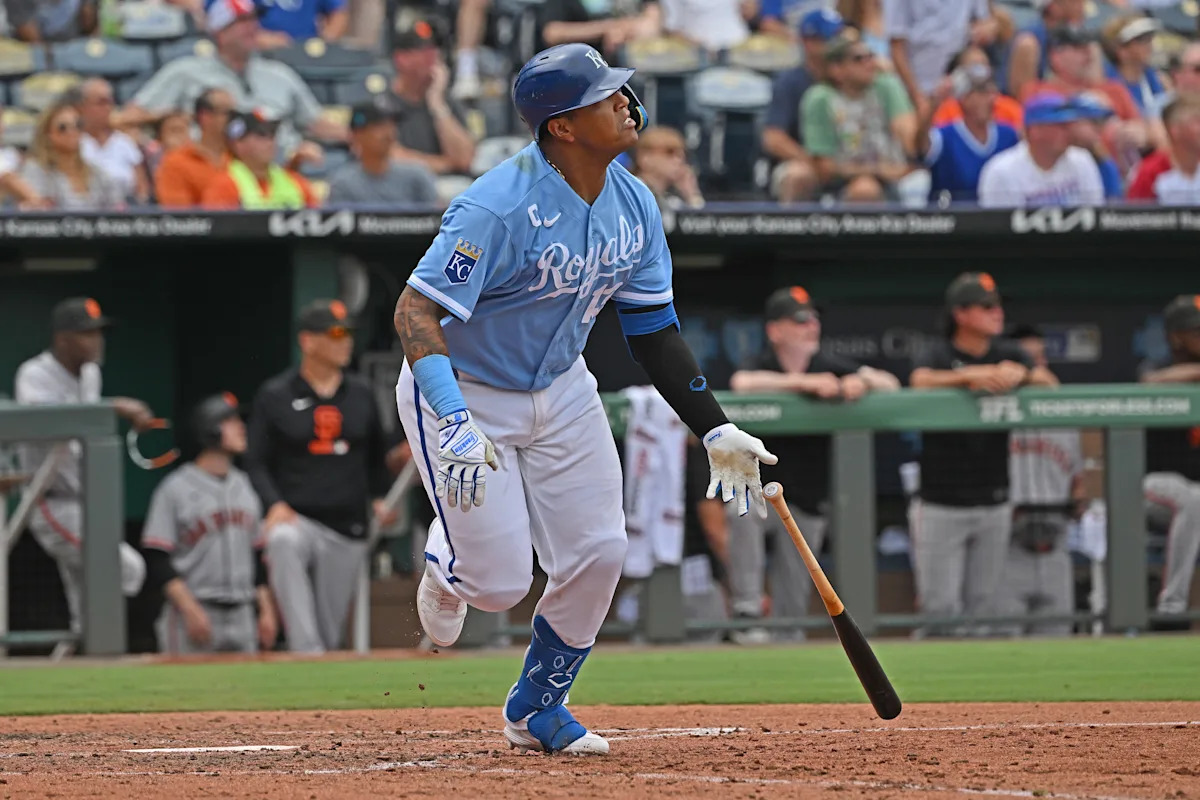 Royals C Salvador Pérez insta a la policía de Kansas City a liberar al fanático que sacó de la fuente una pelota HR que batió récords