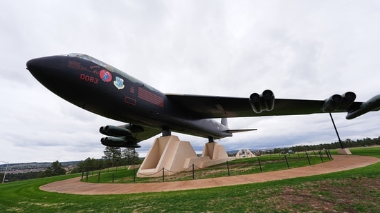 Accidente de la Base de la Fuerza Aérea Edwards EN VIVO: videos trágicos de la escena cuando el B-52 Stratofortress cae