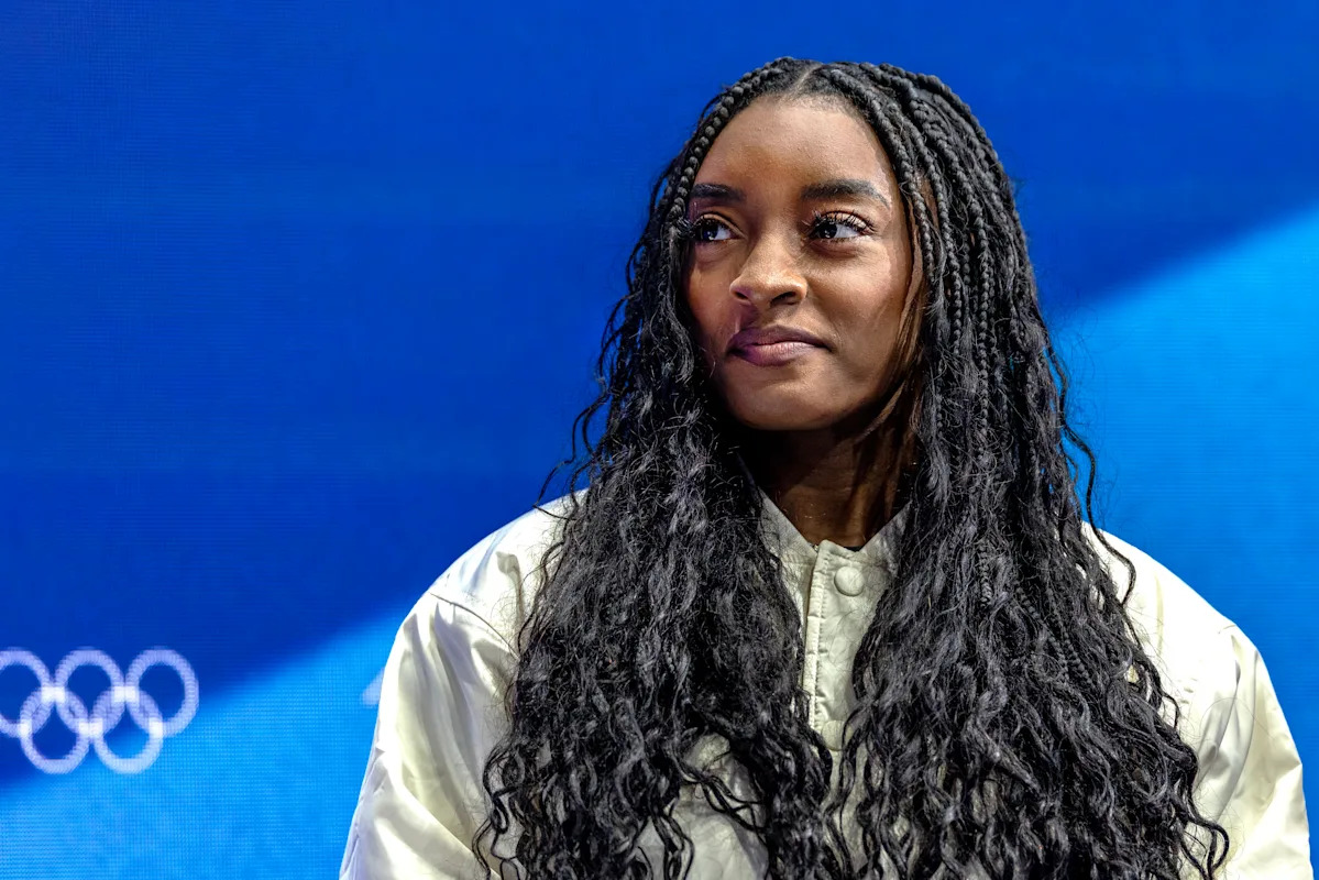 La atleta olímpica Simone Biles revela que recientemente fue hospitalizada después de “casi morir”