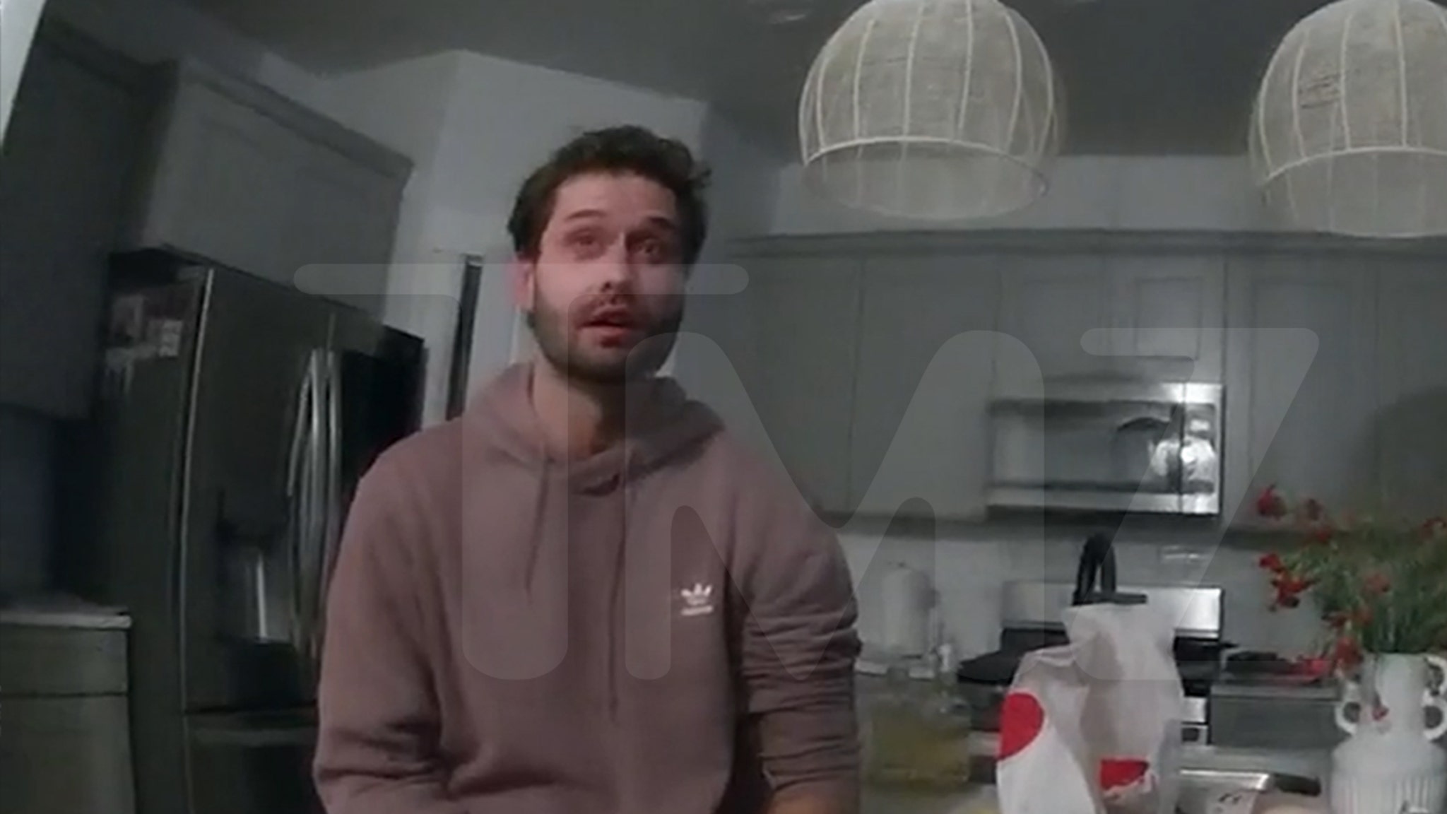 El video del arresto de Taylor Frankie Paul muestra a Dakota rogándole a la policía que se la lleven a ella.