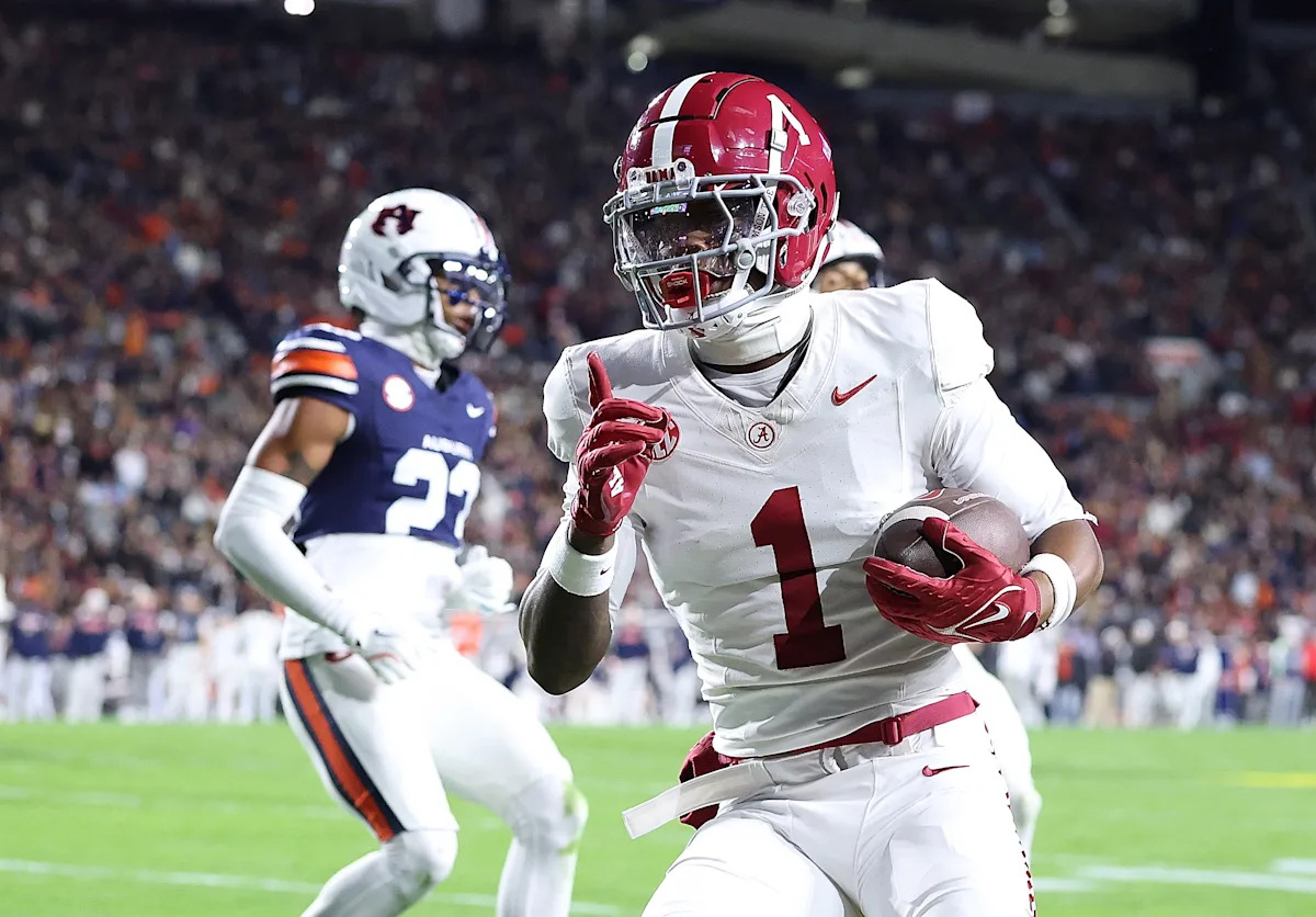 El presidente del comité de playoffs de fútbol universitario da una explicación confusa de por qué Alabama superó a Notre Dame en las últimas clasificaciones