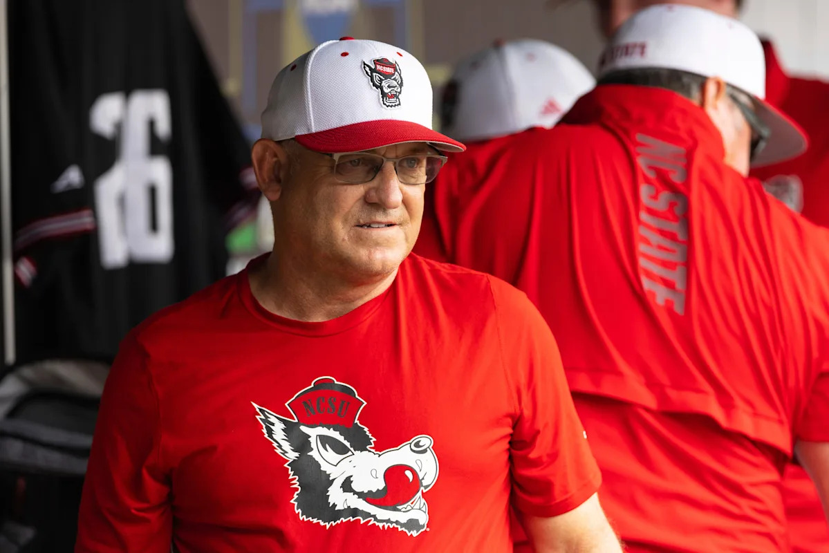 La temporada de NC State y la carrera de décadas del entrenador en jefe Elliott Avent terminan con una violación del reloj de tiro durante los Campeonatos Regionales de la NCAA.