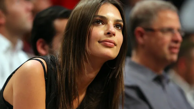 Emily Ratajkowski, alumna de SI Swim, brilla con un bralette deportivo que deja al descubierto el escote