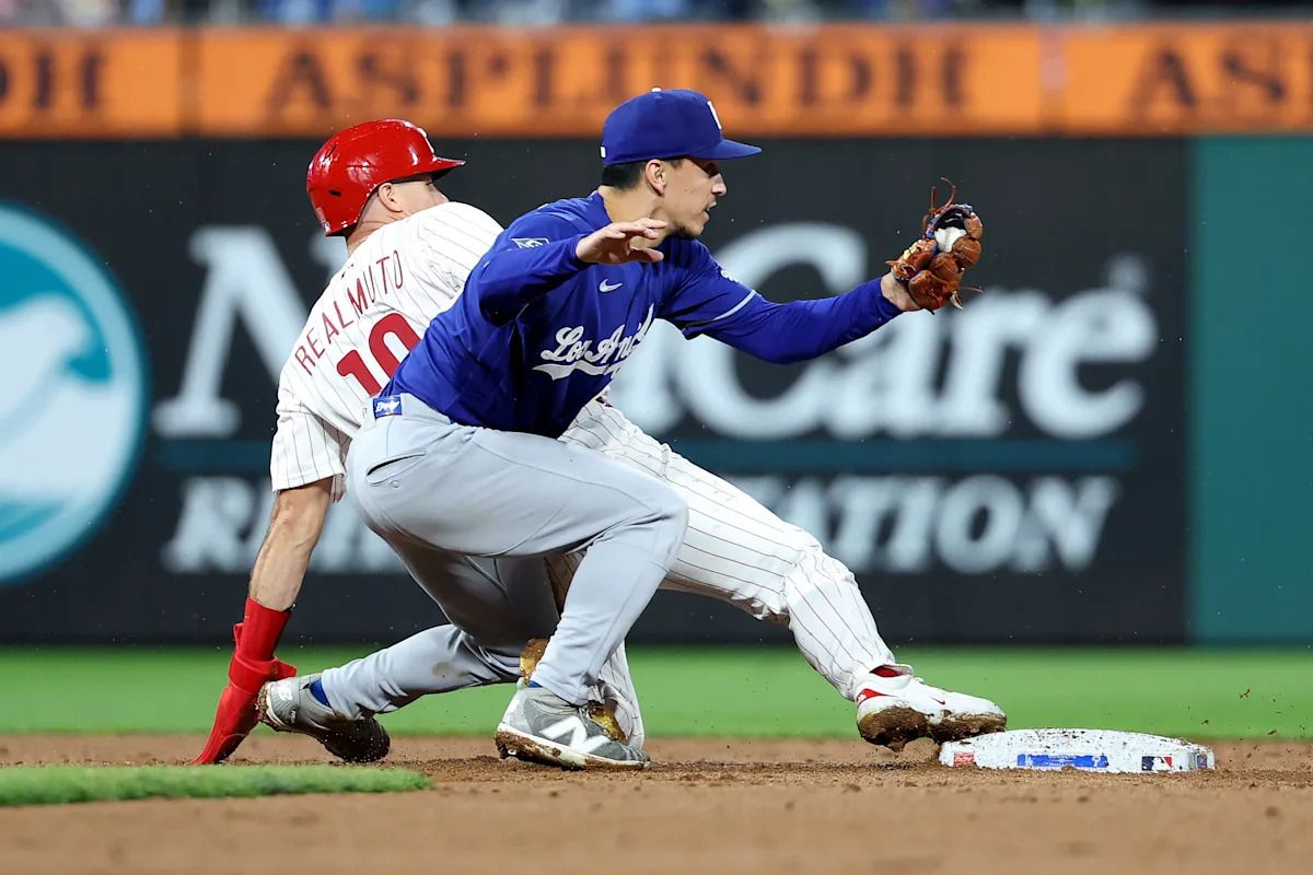 Un error de JT Realmuto en el recorrido de bases y un doble play desastroso que puso fin al juego acaba con la remontada de los Filis en una derrota por 2-1 ante los Dodgers.