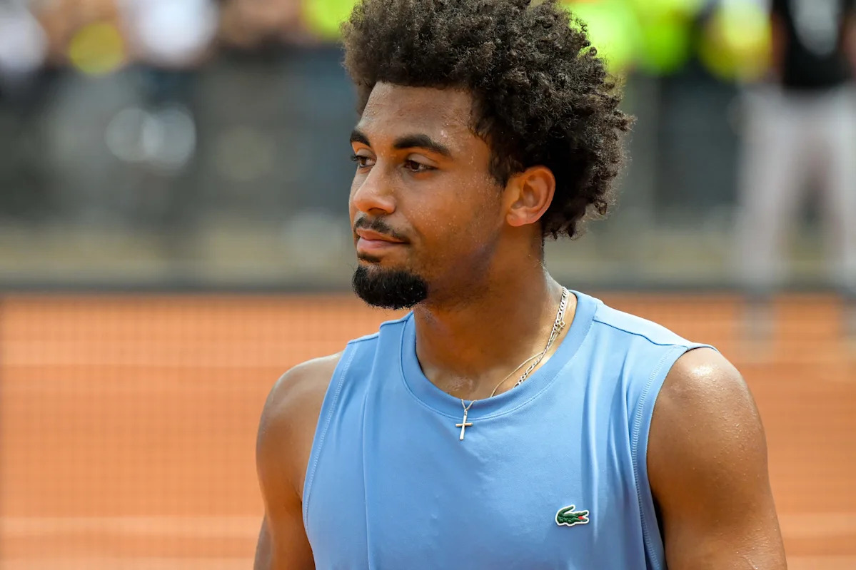 Arthur Fils, uno de los pocos contendientes que quedan en Roland Garros, se retira por lesión el día antes del torneo.
