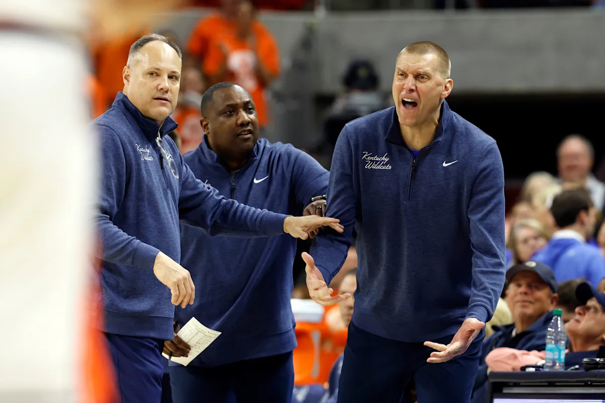 La SEC multa al entrenador de Kentucky, Mark Pope, con 25.000 dólares por comentarios de árbitro después de la derrota de Auburn