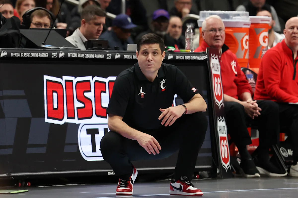 Según los informes, Cincinnati despidió a Wes Miller después de quinto año consecutivo sin aparecer en el torneo de la NCAA.