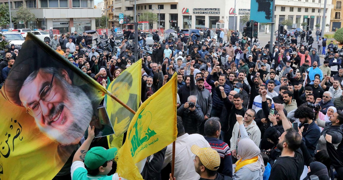 f_mo_lon_hezboprotest_260410-4phwm4.jpg