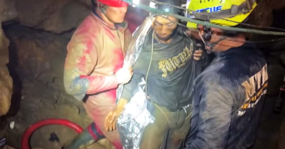 Video muestra el rescate del primero de cinco hombres atrapados bajo tierra en una cueva de Laos