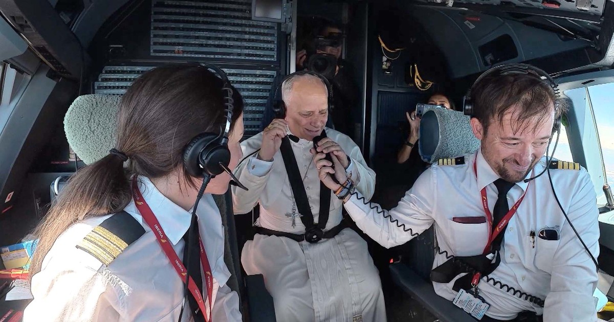 El Papa León viaja en la cabina de un avión durante la segunda etapa de su visita a España con destino a Barcelona