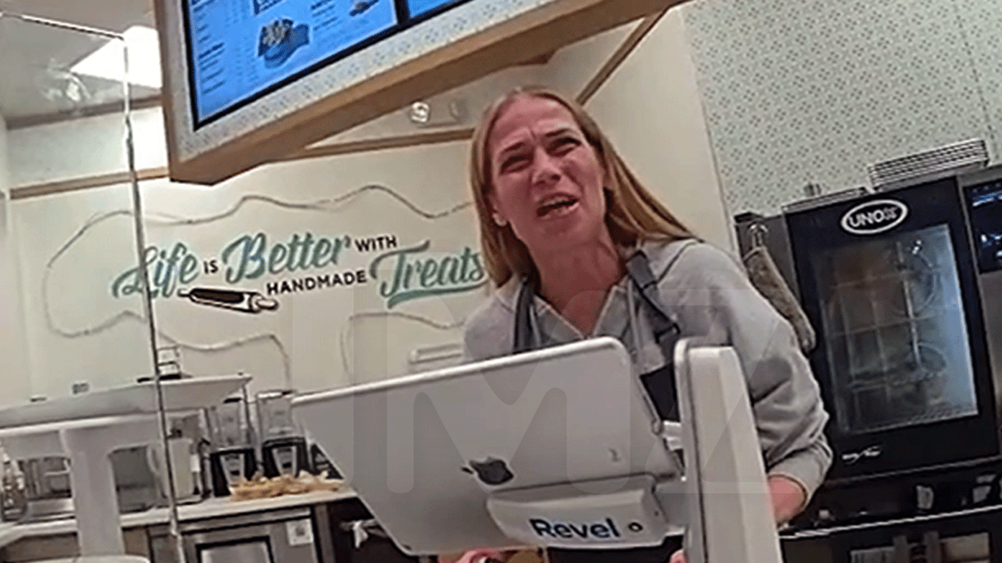 Empleada de Cinnabon le dice a la policía por qué usó N-Word y muestra un video de la cámara corporal de la policía