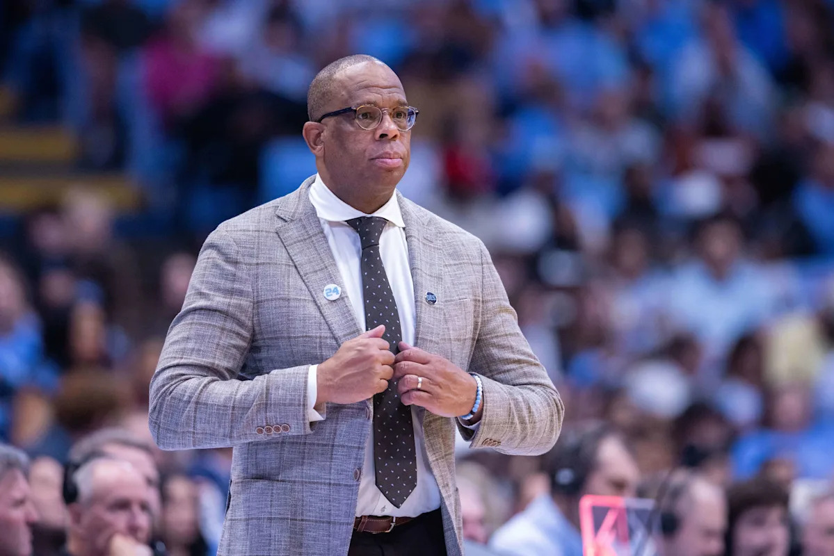 Hubert Davis renuncia como entrenador en jefe de Carolina del Norte
