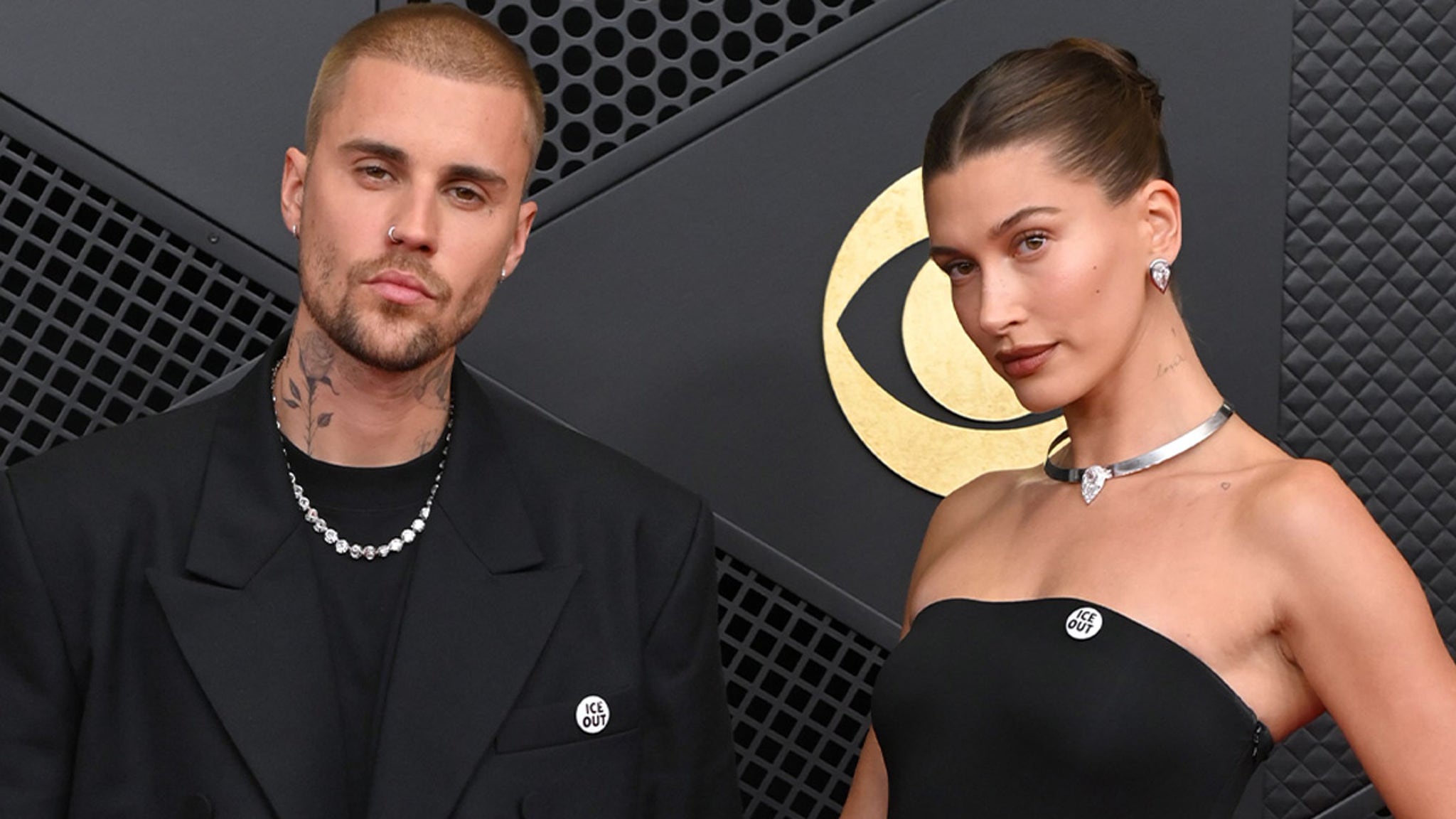 Justin y Hailey Bieber lucen pins de ‘ICE Out’ en los Grammy