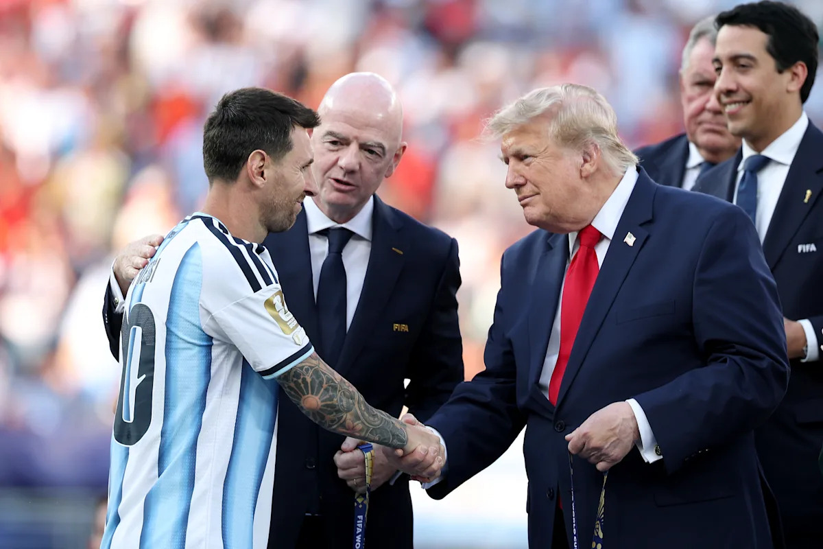 El presidente Donald Trump es abucheado por la multitud en la final del Mundial antes de entregar medallas y trofeos.