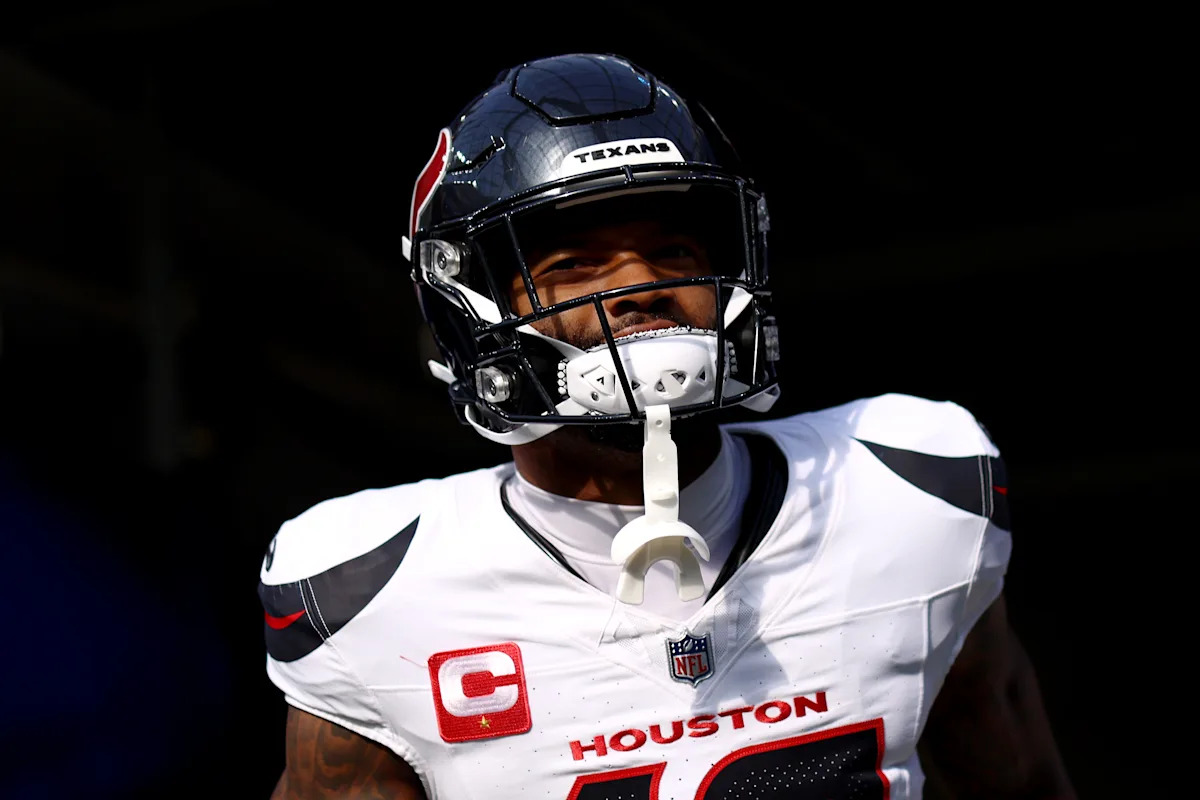 El WR de los Texans, Nico Collins, descartado para la victoria del comodín sobre los Steelers debido a una conmoción cerebral después de golpearse la cabeza con fuerza en el césped.