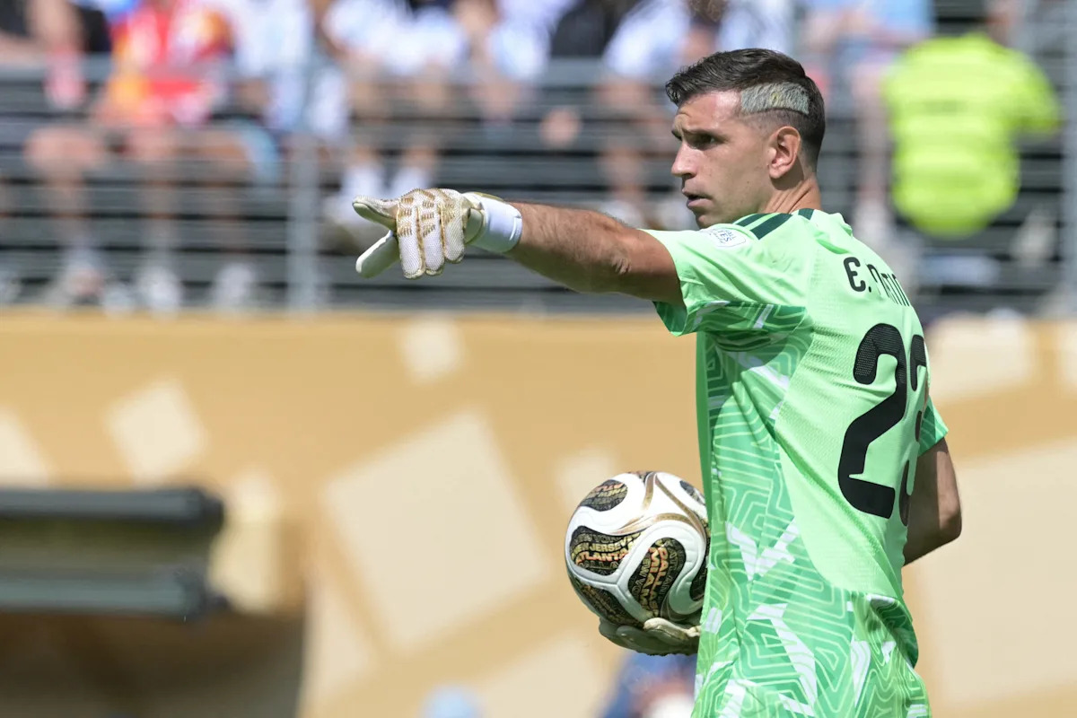 Final de la Copa del Mundo: Emiliano Martínez de Argentina rompe el récord de salvamentos para mantener a raya a España y enviar el partido a la prórroga