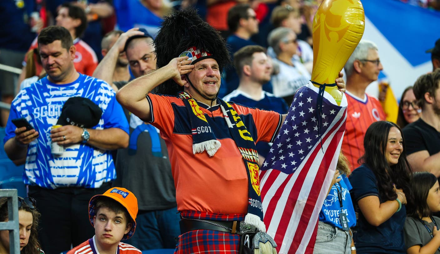 Los aficionados escoceses celebraron su histórica victoria en el Mundial de la manera más americana