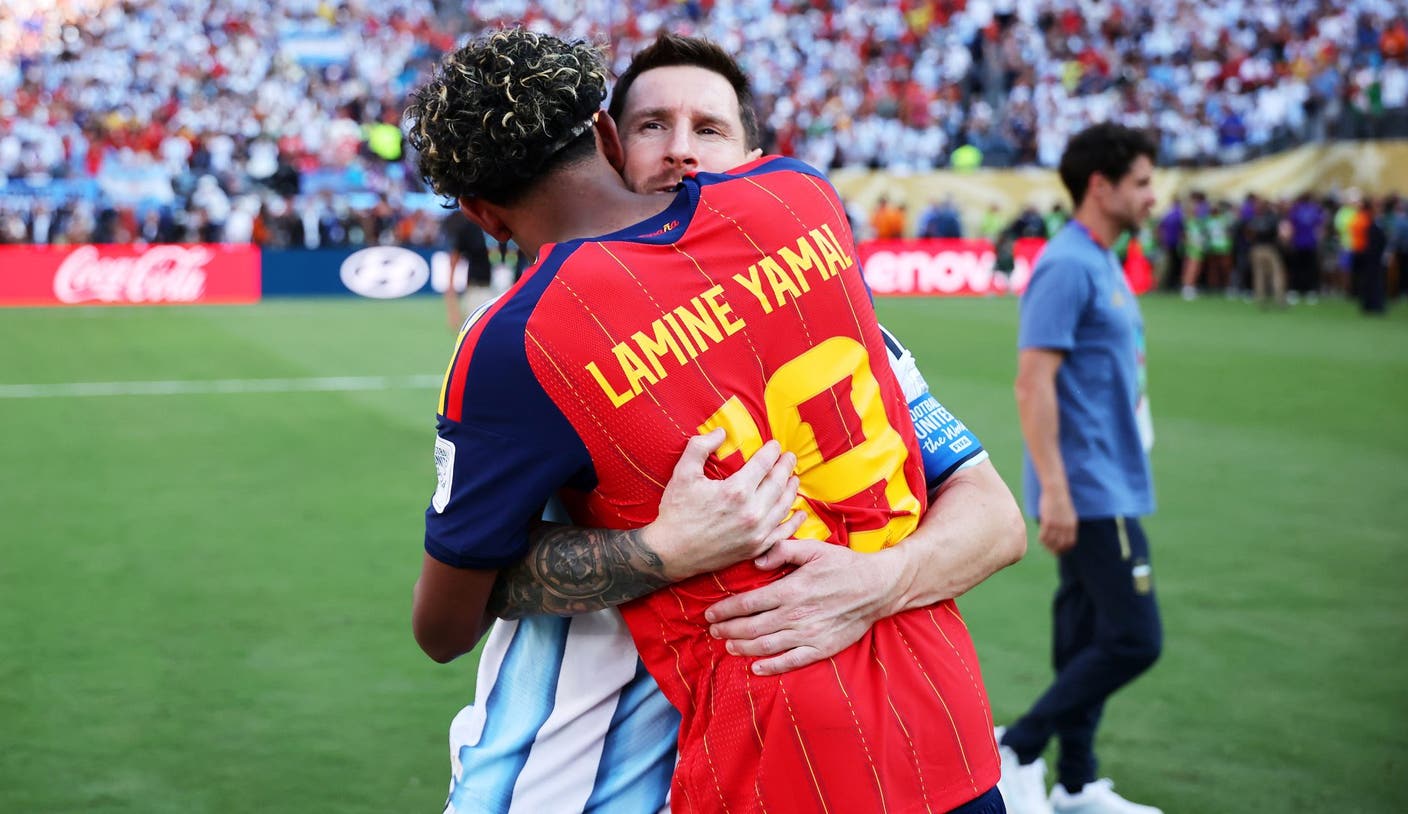 Lamine Yamal abraza a Lionel Messi después de que España venciera a Argentina en la final del Mundial