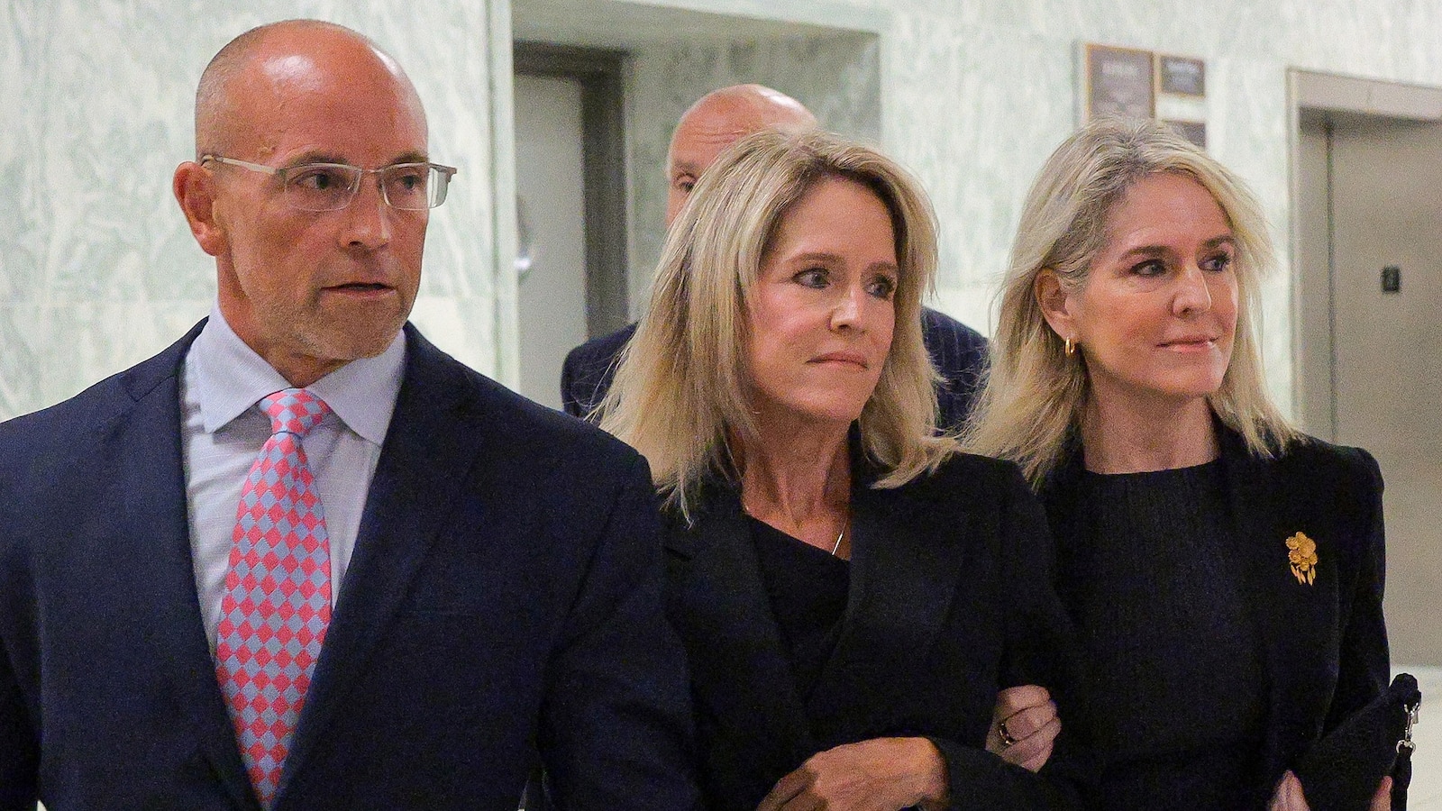 ‘No lo sabía’: Lesley Groff, exsecretaria de Epstein, niega tener conocimiento de los crímenes sexuales de su jefe
