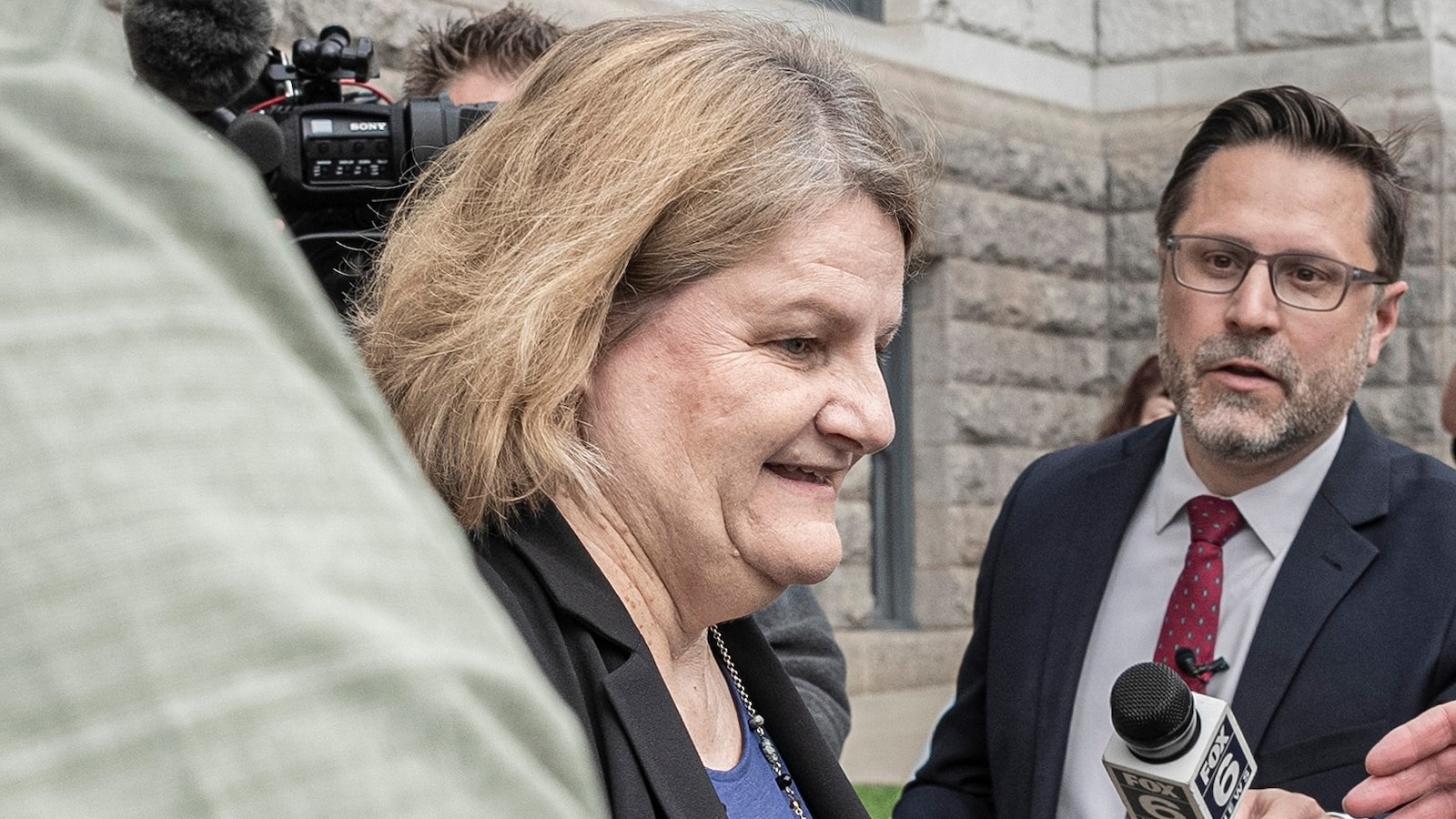 Ex juez de Wisconsin evita ir a prisión tras ser declarado culpable de obstruir a los agentes federales de inmigración