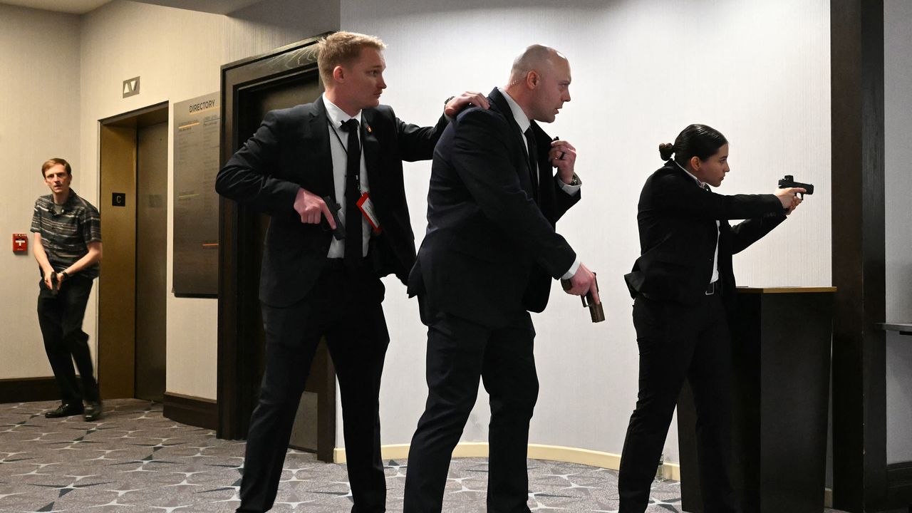 hitchens-whcd-GettyImages-2272595640.jpg